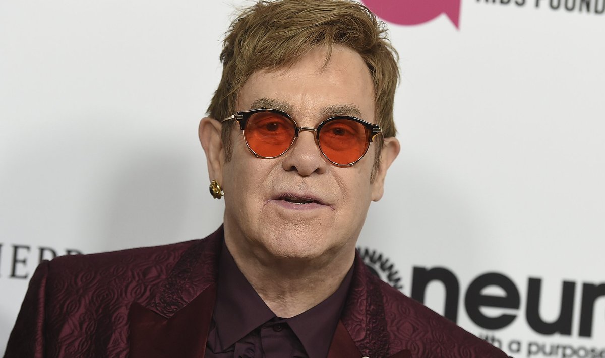 Elton John naaseb lavale alles juunis.