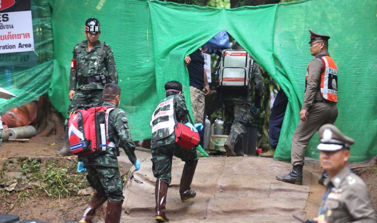 Tai armee parameedikud üleeile sisenemas Tham Luang’i koobastike piirkonda.