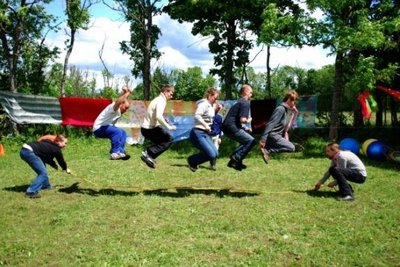 Üle nööri peavad hüppama kõik koos ja korraga. Foto: Uku-Joonas Salumaa.