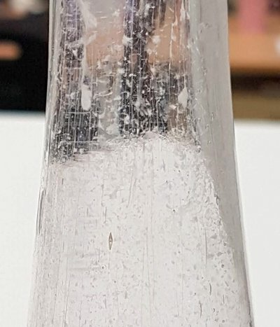 Klaasi mikropragunemise teine staadium — on tekkinud mikromõrad