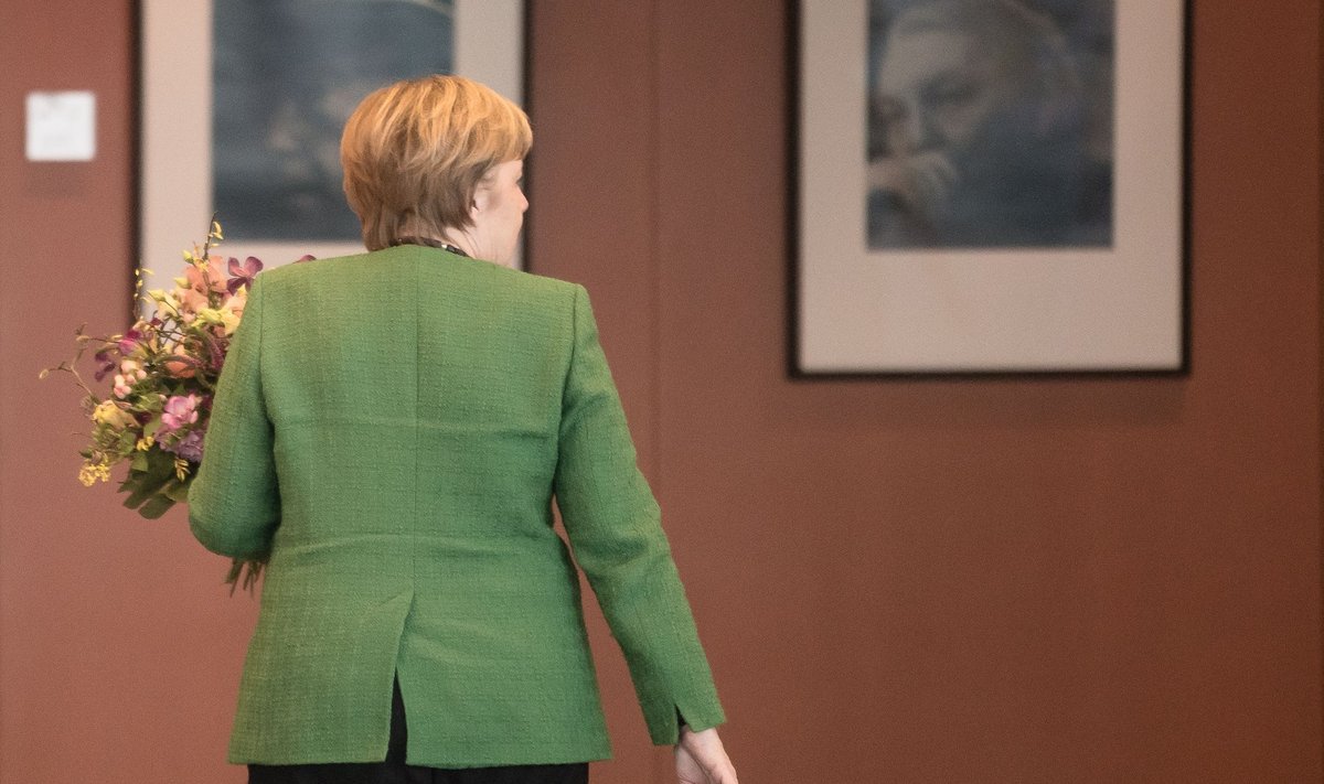 Saksa poliitika terav küsimus on, kas sotsid ootavad liidukantsler Angela Merkeli poliitikast lahkumise ära või jätavad koalitsiooni enne maha. Pildil Merkel sel nädalal Berliinis talle kingitud sõbrapäevakimbuga