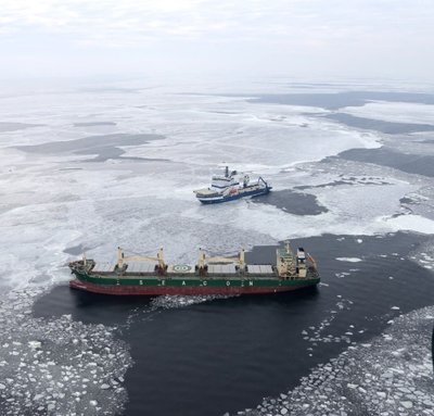 Soome lahel hätta sattunud kaubalaev Glory Hongkong, tagaplaanil Soome jäälõhkuja Nordica