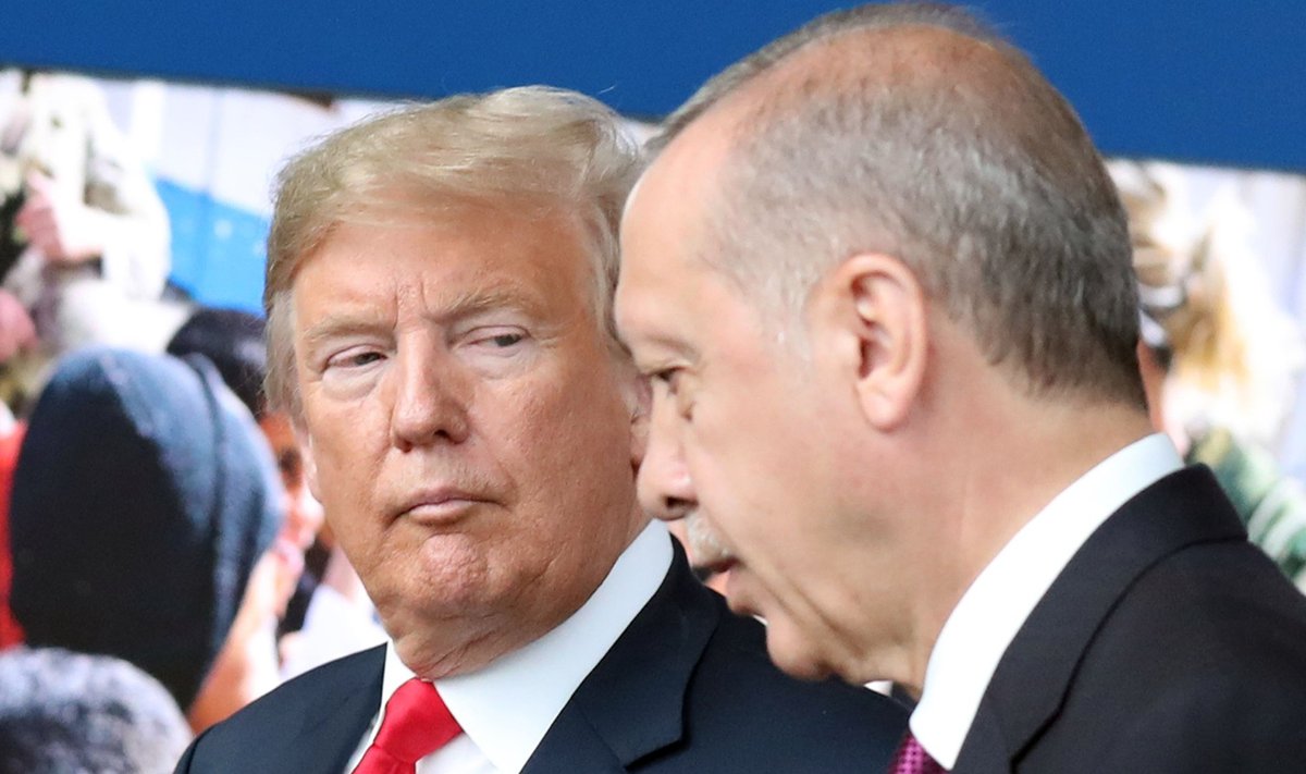 USA president Donald Trump (vasakul) ei tagane enne, kui pastor Brunson vabastatakse. Erdoğanile (paremal) tähendaks see aga häbisse jäämist.