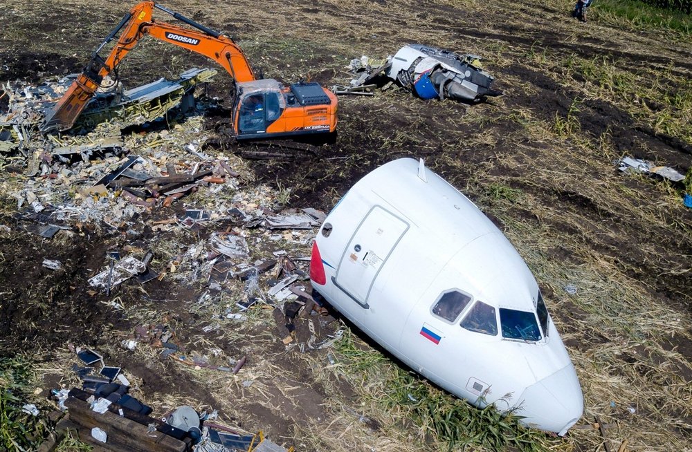 Самолет сел. Аэробус а321 Жуковский. На кукурузном поле Airbus a321. А321 Жуковский аварийная посадка.