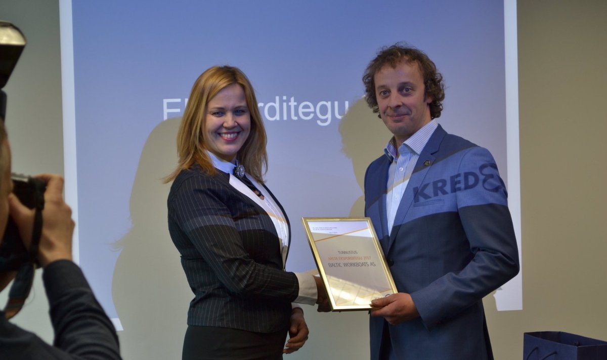 Auhinna andis Baltic Workboatsi juhatuse liikmele Jüri Taalile üle KredExi esindaja Mariko Rukholm.