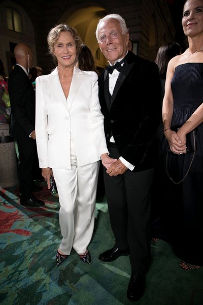 Modell ja näitleja Lauren Hutton (75) koos moedisainer Giorgio Armaniga ajatus lumivalges pükskostüümis.