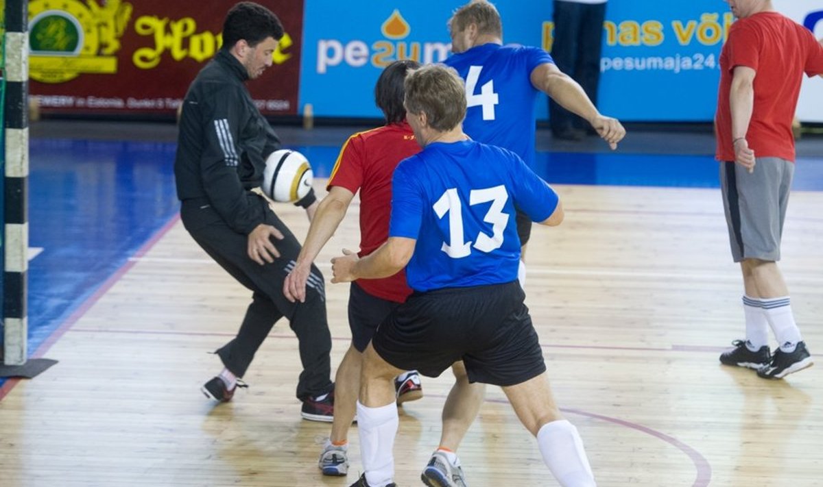  Tallinnas, Kalevi Spordihallis teine rahvusvaheline heategevuslik saalijalgpalliturniir Sport Promotion Diplomat Cup 2012, millest võtavad osa Riigikogu ja üheteistkümne välisriigi saatkonna võistkonnad.