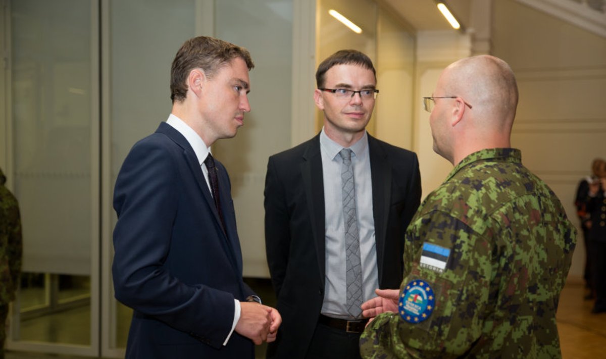 Prime Minister Taavi Rõivas and Defence Minister Sven Mikser welcoming Estonian servicemen home
