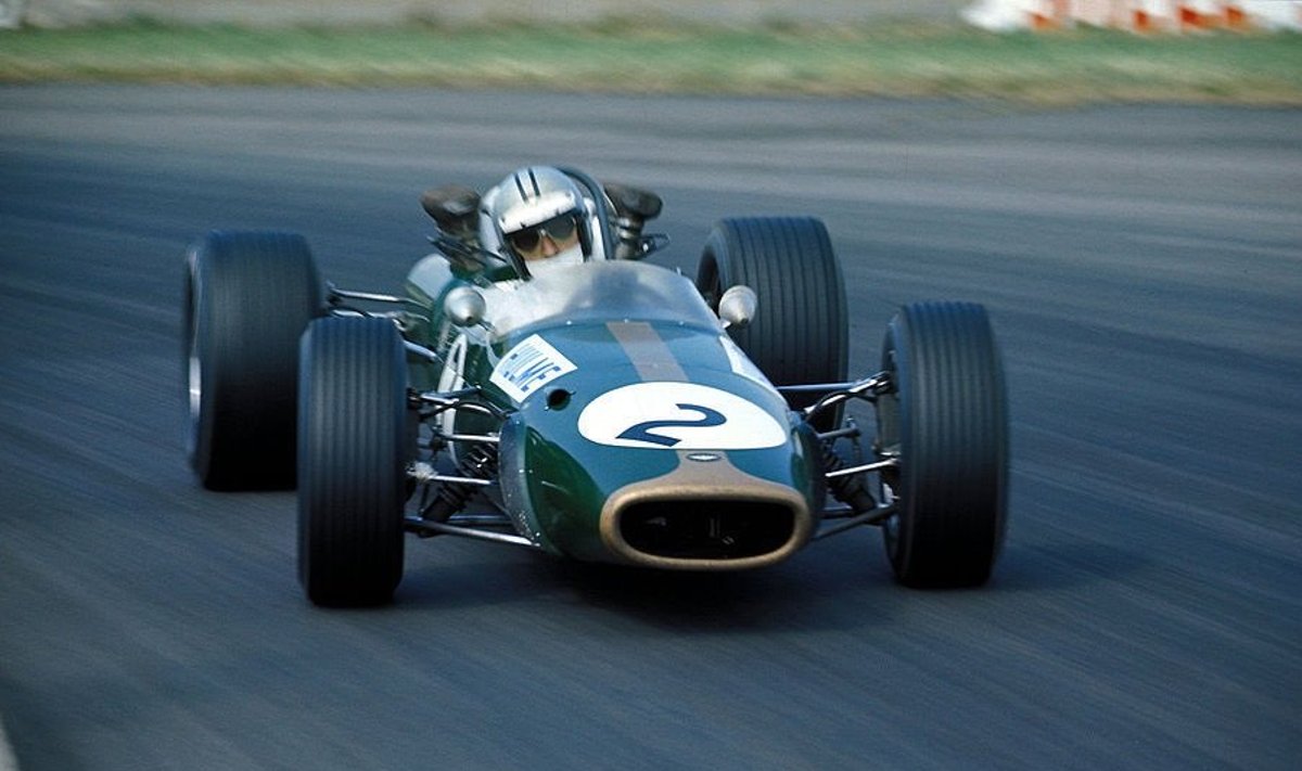 Hulme juhitud Brabham-Repco BT24 Silverstone'i rajal. https://itsawheelthing.tumblr.com/