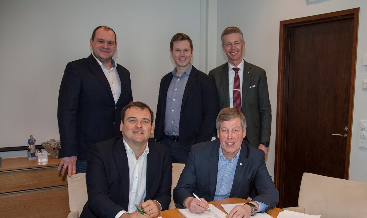 Hobby Halli ja Hansaposti ühinemislepingu allkirjastamine. Fotol istuvad (vasakult) Taavi Rajur ja Pekka Pättiniemi, taga seisavad (vasakult) Urmas Türk, Stefan Nieminen ja Sam G. Nieminen.