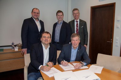 Hobby Halli ja Hansaposti ühinemislepingu allkirjastamine 2018. aastal. Fotol istuvad (vasakult) Taavi Rajur ja Pekka Pättiniemi, taga seisavad (vasakult) Urmas Türk, Stefan Nieminen ja Sam G. Nieminen.