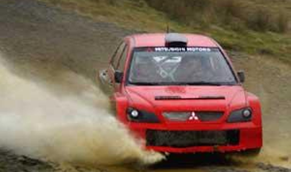 Gilles Panizzi testimas Mitsubishi Lancer WRC 04 autot Walesi kruusateedel