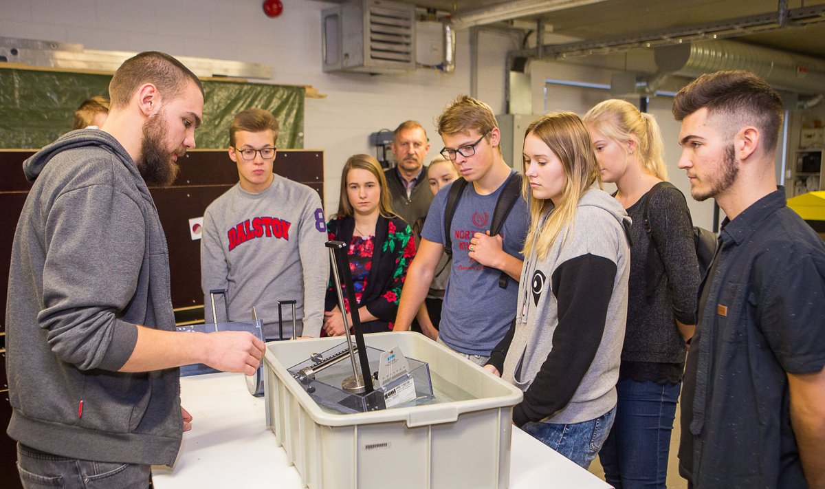 Kuressaare gümnaasiumi õpilased tutvumas väikelaevaehituse kompetentsikeskuse tööga.