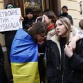 VIDEO JA FOTOD | Tallinnas asuva Vene saatkonna ette on kogunenud Ukraina lippudega sajad meeleavaldajad, politsei plaanib hakata tarasid paigaldama