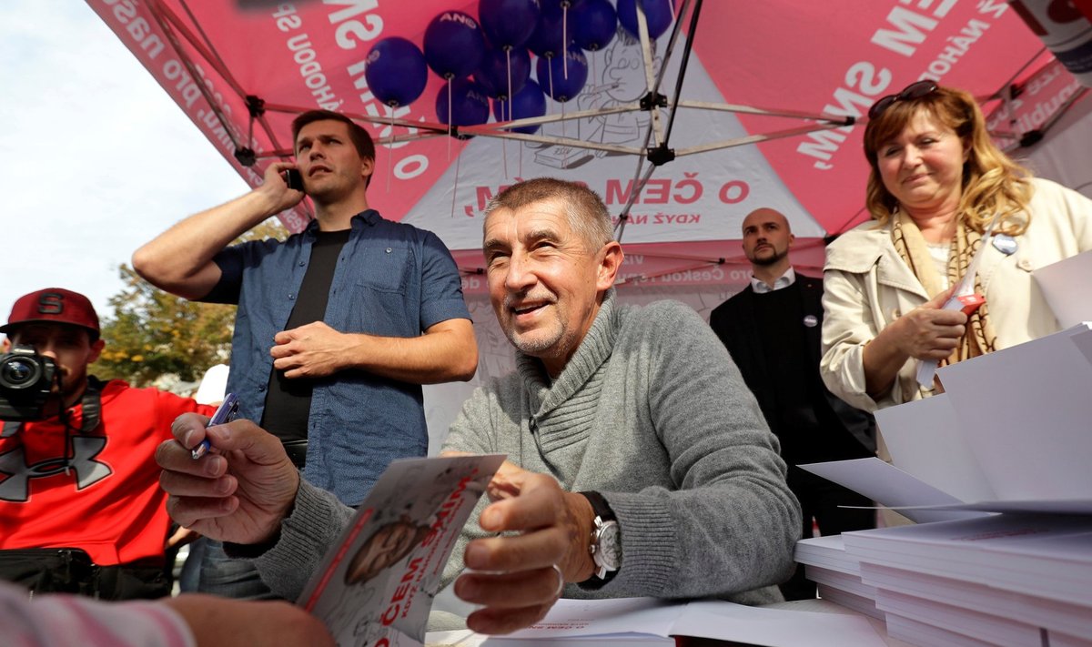 Andrej Babiš, kellest saab tõenäoliselt järgmine Tšehhi peaminister, kirjutab oma äsja trükist tulnud raamatutesse autogramme.