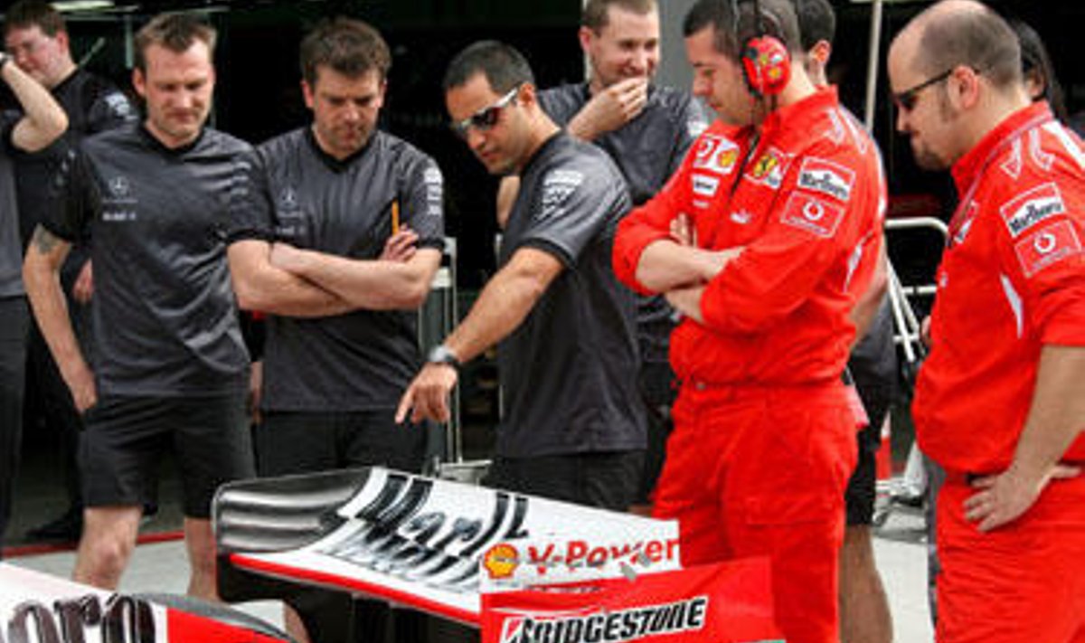 Montoya uurib Schumacheri Ferrari tagatiiba, mis väidetavalt vastab mõõtmistel reeglitele (ei liigu ettenähtust rohkem), aga võistlusolukorras käitub ebareeglipäraselt.