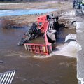 ФОТО: Авария на Тартуском шоссе: в реку упал перевозивший трактор грузовик
