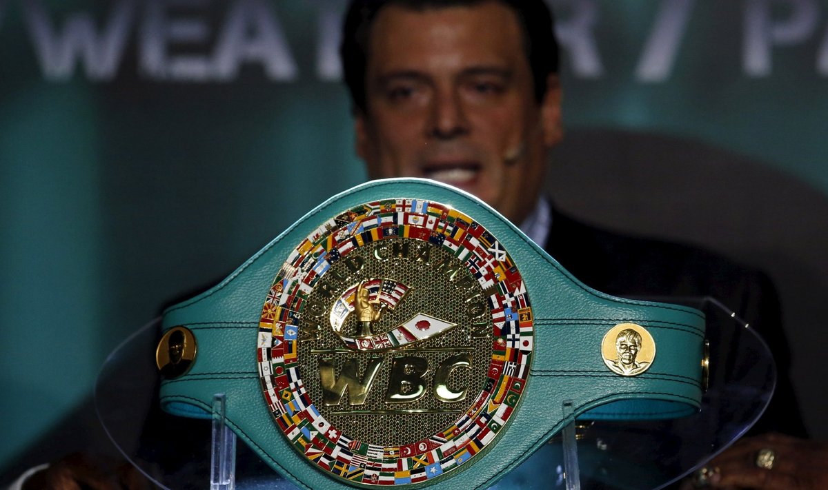 WBC president Mauricio Sulaiman esitles meistrivööd