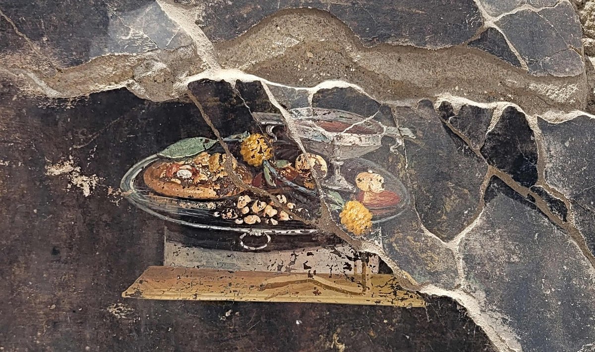 Sellel Pompei arheoloogiapargi avaldatud fotol on 2000 aastat vana maaling, millel on kujutatud arvatavasti arvatavasti pitsa eelkäijat.