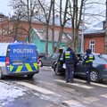 FOTOD | Viljandis sõitis auto vastu maja seina. Kaks inimest viidi haiglasse