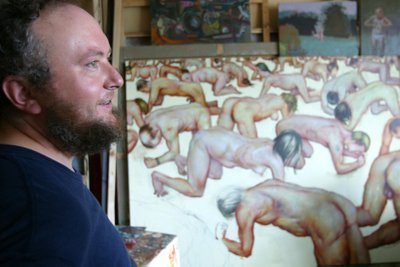 WORK IN PROGRESS: Peeter Allik 2003. aastal oma ateljees valmiva suureformaadilise maali "Ma nägin seda. Riigisaladus - kottida rahvast" ees.