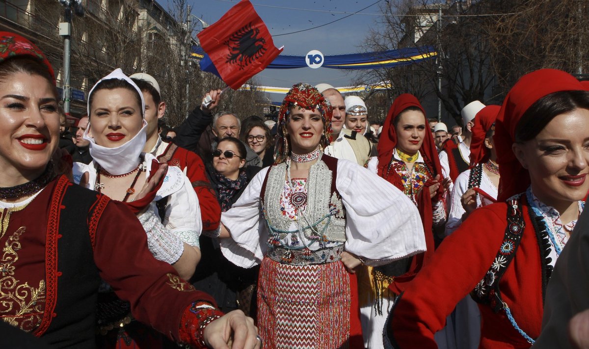 Albaanlannad veebruaris Kosovo iseseisvuspäeva pidustustel. Belgradis toimus samal ajal rahvuslaste marss, kus nõuti kaotatud ala tagasivõtmist.