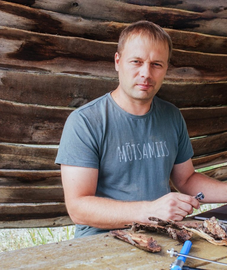 "Mul on hea meel, et meie maal on kõrgema taseme metsateadvust jagatud eesti keeles juba kauem kui 100 aastat," rõõmustab maaülikooli metsateadlane Rein Drenkhan, kes jagab huvilistele tarkusi Järvseljal.