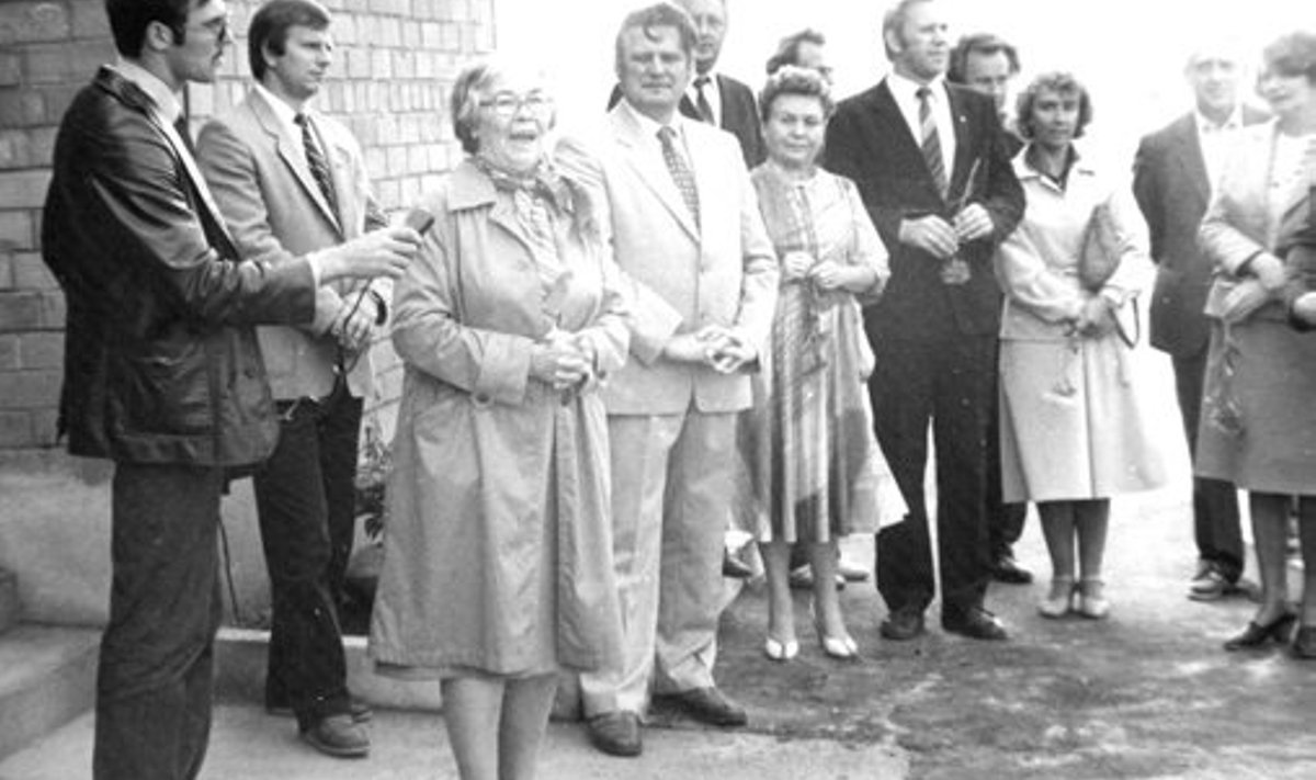 Jäneda Kooli avamine 1. sept 1985, kõneleb kirjanik Veera Saar, temast paremal Jäneda ST direktor Endel Lilleorg, tolleaegne haridusminister Elsa Gretškina. (foto: Jäneda kooli arhiiv)