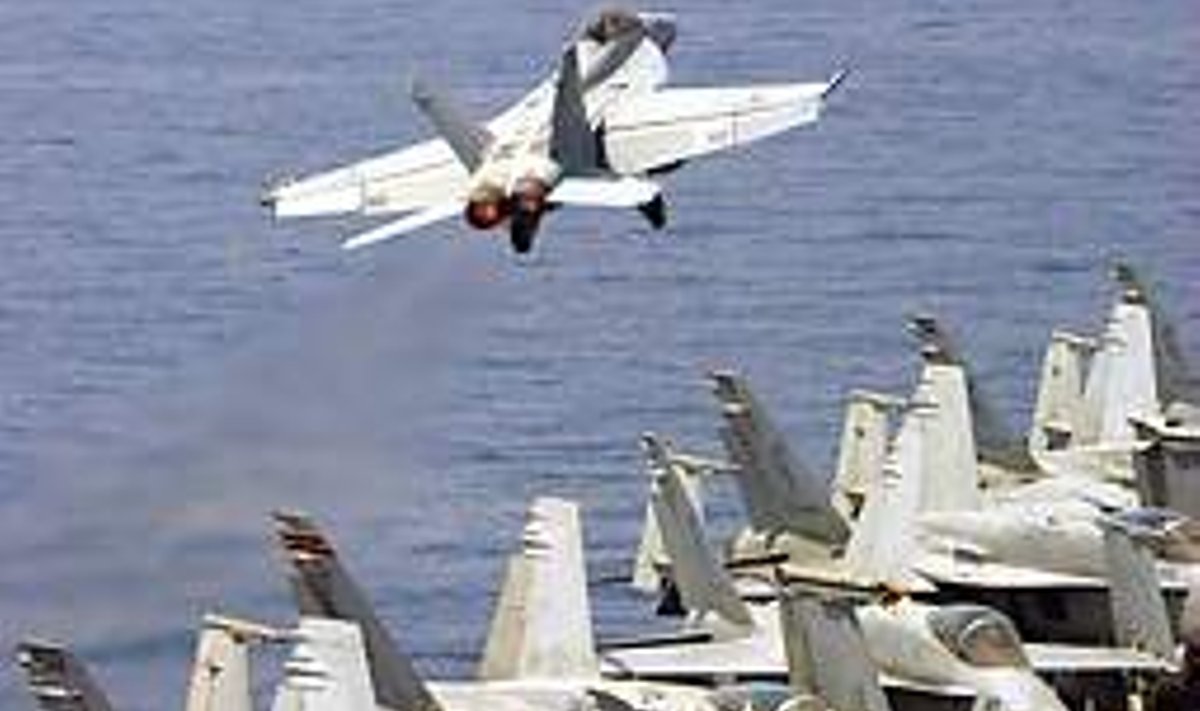 ETTEVALMISTUS UUEKS SÕJAKS: Ameerika sõjalennukid harjutamas lahinglende lennukikandja USS John C. Stennis pardalt Pärsia lahes 60 kilomeetri kaugusel Iraani vetest. AFP