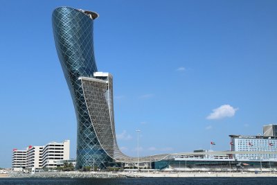 160 meetri kõrgune ikoonilise tähendusega kaldus hoone asub Abu Dhabis.