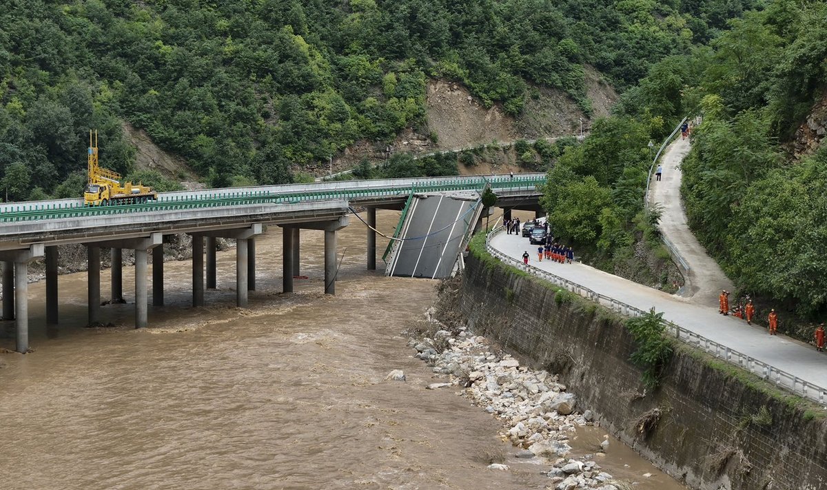 Kokkuvarisenud sild Shaanxi provintsis Hiinas.