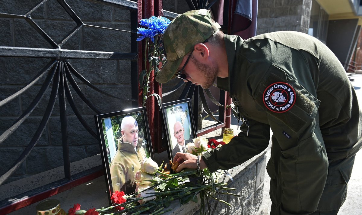 В Петебури и Новосибирске к офисам Вагнера со среды доставляются цветы, при этом никто пока не задержан.