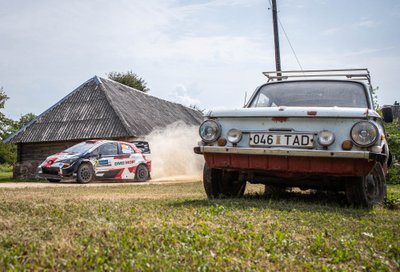 Kellegi vana sapakas jäi Rally Estonia võitja Kalle Rovanperäga ühele pildile.
