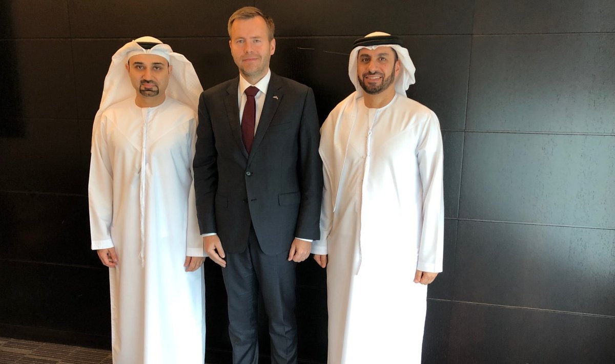 Fotol ettevõtlusminister Rene Tammistist paremal pool on Emirates'i asepresident Adnan Kazim ning vasakul asepresident Badr Abbas.