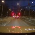 ВИДЕО: Водитель игнорирует красный свет и островок безопасности