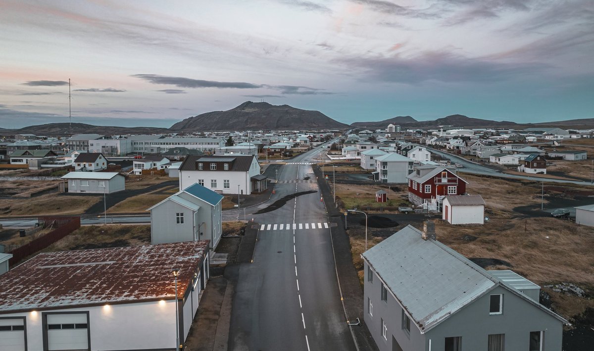 11. novembril kuulutati Grindavíki linnas välja eriolukord, mille tõttu evakueeriti kohalikud elanikud. Linnas elab muidu umbes 2300 elanikku. Linn asub riigi edelaosas, umbes 70 kilomeetri kaugusel Reykjavíkist.