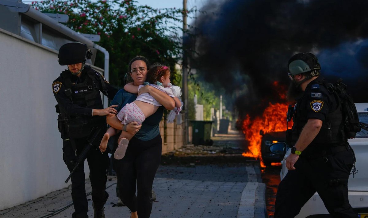 Жители израильского города Ашкелон эвакуируются после атаки ХАМАСа на Израиль, 7.10.2023
