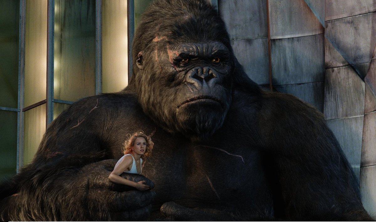 KÕIK KORRAS: Kaunitaril on King Kongi peos kõik hästi ja ta ei vaja päästmist ega tsivilisatsiooni ehk meeste maailma viimist. Pilt Peter Jacksoni filmist „King Kong“ (2005). 