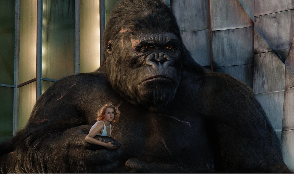 KÕIK KORRAS: Kaunitaril on King Kongi peos kõik hästi ja ta ei vaja päästmist ega tsivilisatsiooni ehk meeste maailma viimist. Pilt Peter Jacksoni filmist „King Kong“ (2005).