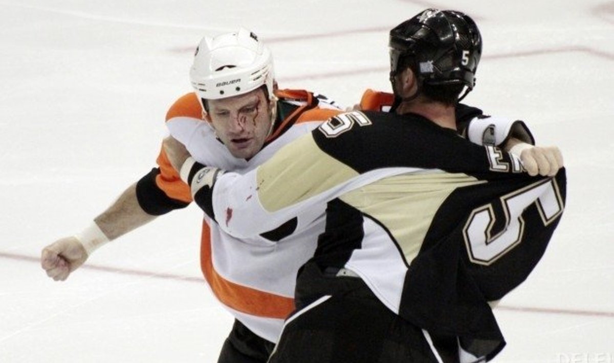 Philadelphia Flyersi Jody Shelley (valges särgis) ja Pittsburgh Penguinsi Deryk Engellandi vaheline lööming.