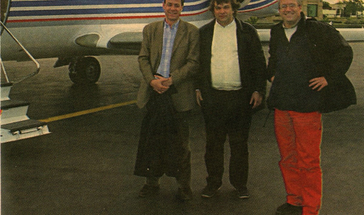 Pildiallkiri lehest: Äripartnerid Sean Cusack(vasakult), Margus Reinsalu ja Joop Huisman Quda lennuväljal