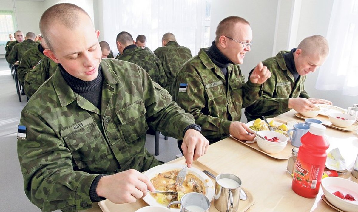  Kuperjanovi jalaväepataljoni luurekompanii ajateenijad lõunatamas. 