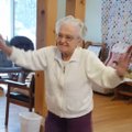 VIDEO: 101-aastane daam vihub Elvise saatel tantsu