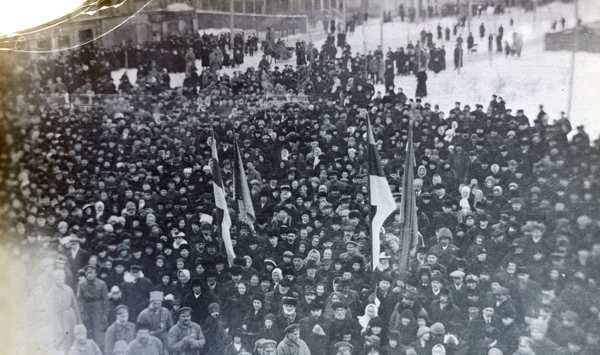 ELAGU EESTI VABARIIK! Manifestat­sioon Endla teatri ees 24. veebruaril 1918, päev pärast iseseisvuse väljakuulu­tamist Pärnus.