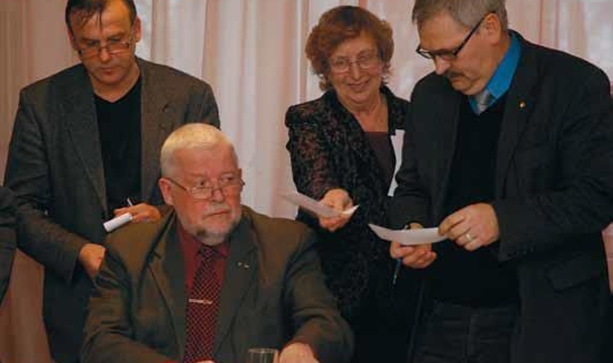 Hääletussedelite täitmise ja nende kontrollimisega on ametis Kaarel Aluoja (vasakult), Teet Hanschmidt, Tiiu Aasavelt ja Raivo Pink. Foto: Teet Reier