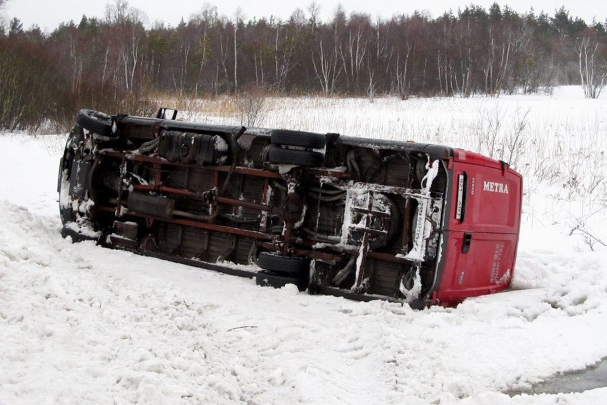 FOTOD: Koolibuss sõitis kraavi