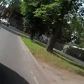 VIDEO | „Sellised juhid ei peaks inimesi vedama!“ Taksojuht sõitis keset teed liigelnud ratturi pikali