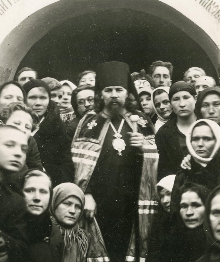 ALLUMATU: Petseri kloostri vallandatud ülem piiskop Joann kloostri sissekäigu ees oma poolehoidjate keskel 1932. aastal.