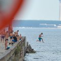 ФОТО: На пляже Пикакари молодежь прыгает в воду, несмотря на запрет