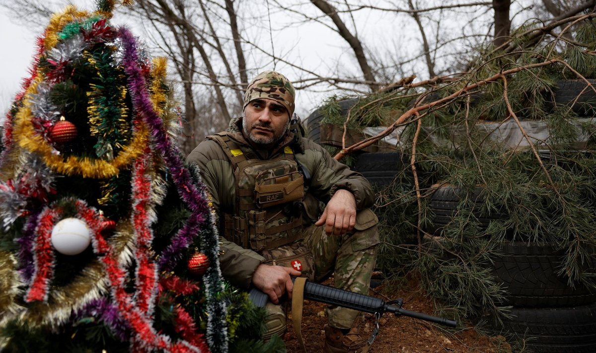 RAHULIKKE PÜHI! Ukraina sõdur aasta eest, jõululaupäeval Bahmuti lähistel kaevikus.